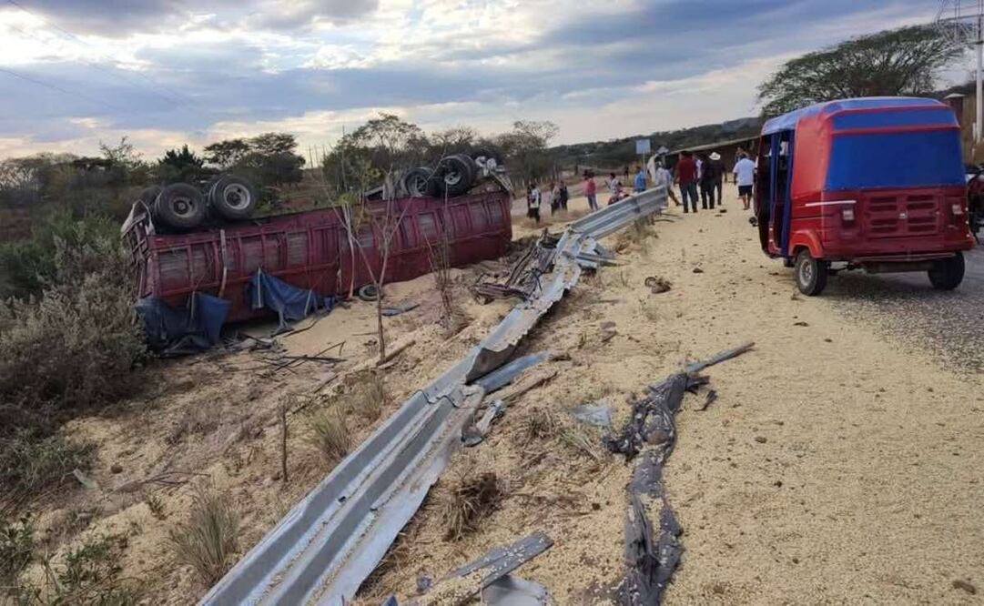 Un vehículo de transporte público fue aplastado por camión en Chiapas, dejando un saldo, hasta el momento, de 4 muertos y 5 heridos (06/02/2025). Foto: Especial