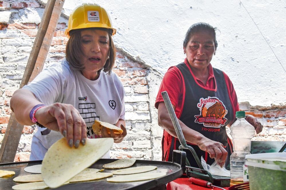 Xóchitl Gálvez se reunió con trabajadores de la construcción, a quienes felicitó en el marco del Día de la Santa Cruz y les compartió sus propuestas de gobierno. Foto: de Mario Jasso. Cuartoscuro
