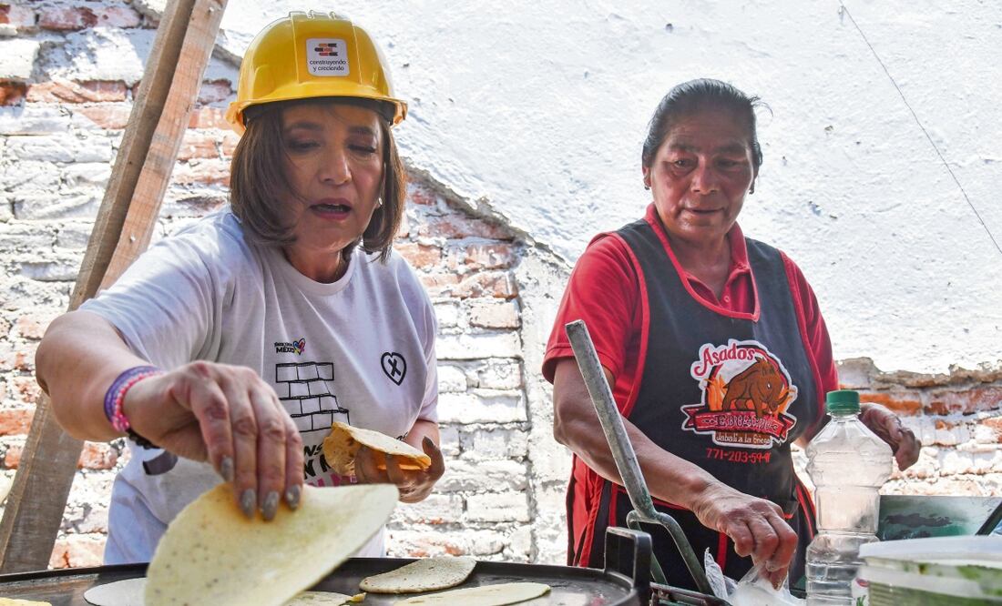 Xóchitl Gálvez se reunió con trabajadores de la construcción, a quienes felicitó en el marco del Día de la Santa Cruz y les compartió sus propuestas de gobierno. Foto: de Mario Jasso. Cuartoscuro