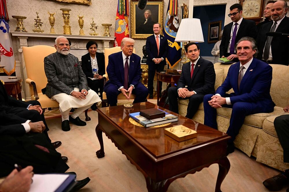 El presidente estadounidense Donald Trump al reunirse con el primer ministro indio Narendra Modi en la Oficina Oval de la Casa Blanca mientras el secretario de Estado Marco Rubio (2.o a la izquierda) y el secretario del Interior Doug Burgum (derecha) observan en Washington, DC, el 13 de febrero de 2025. Foto: AFP