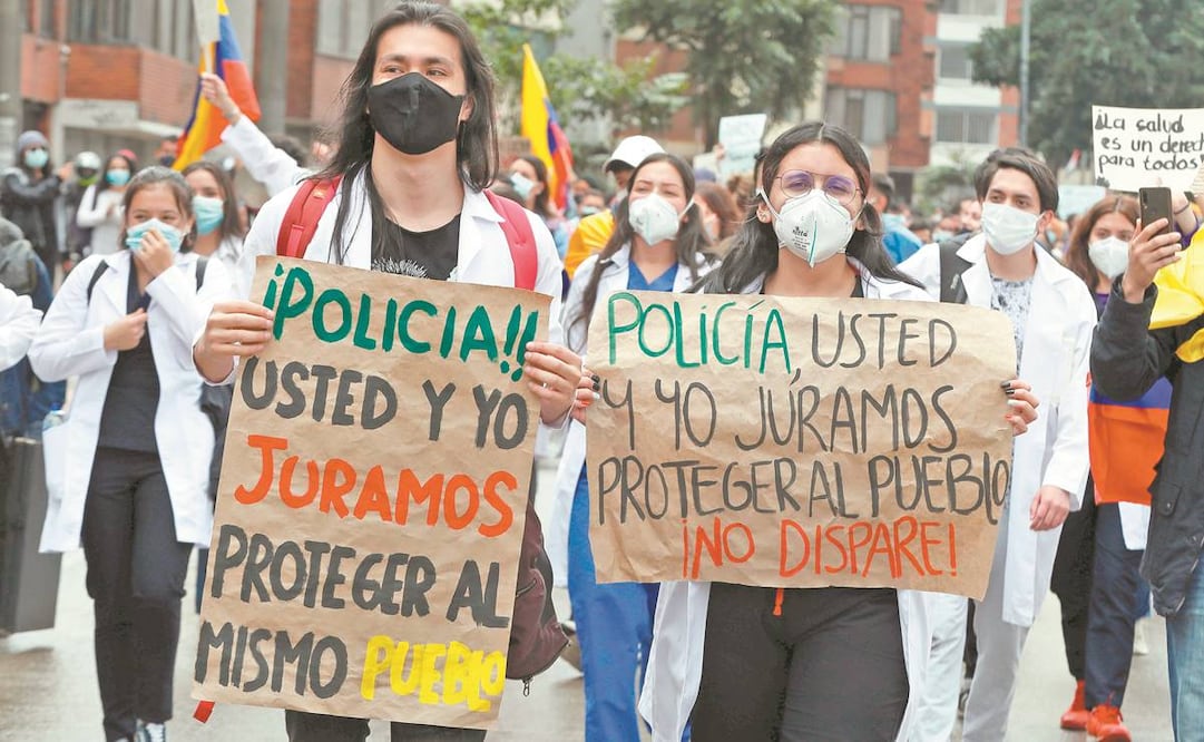 Manifestantes colombianos, durante una protesta por la reforma tributaria de Duque, en Bogotá. Foto: Carlos Ortega. EFE