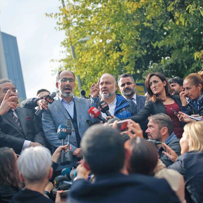 Turan Kislakci, jefe de la asociación de medios turco-árabe y amigo de Jamal Khashoggi, dio una conferencia cerca del consulado saudita en Estambul. (EMRAH GUREL. AP)