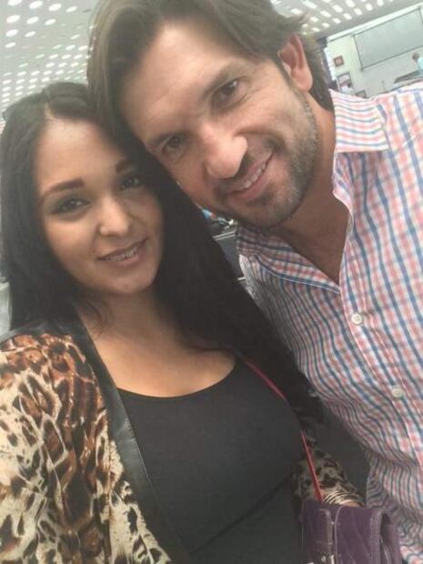 Policía sexy 'seduce' a políticos