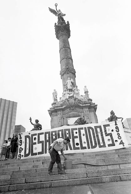 A la misma hora de la inauguración del mundial, el Ángel de la Independencia recibió la manifestación del Comité Pro-Defensa de Presos, Perseguidos, Desaparecidos y Exiliados Políticos de México. Ante el mundo y sin temor a aguar la fiesta, gritaron “¡Vivos se los llevaron, vivos los queremos!”. Foto: Archivo EL UNIVERSAL