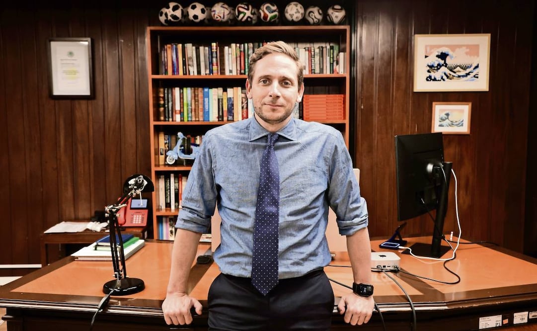 Eduardo Clark, en su oficina del edificio sede de la secretaría de Salud en la colonia Escandon. Foto: Valente Rosas / EL UNIVERSAL