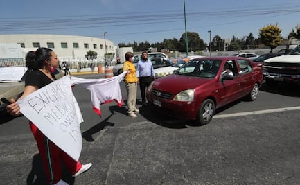 Bloquean avenida de Toluca por falta de medicamentos contra el cáncer para mujer hospitalizada 