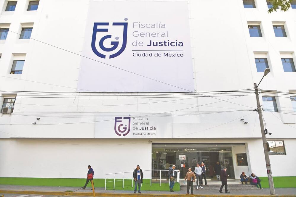 La fachada de la extinta procuraduría capitalina fue pintada con los colores de la nueva administración local y ahora luce el nombre “fiscalía". Foto: HUGO GARCÍA. EL UNIVERSAL