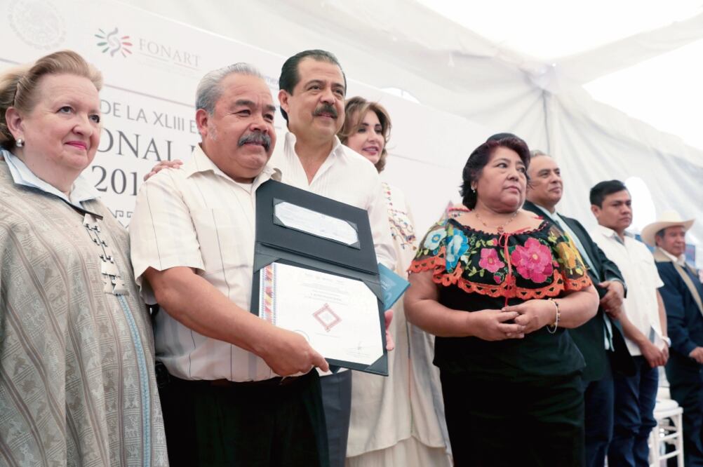 Cándida Fernández de Calderón, directora general de Fomento Cultural Banam ex (izq.), entrega junto a Eviel Pérez los premios a los artesanos ganadores. (LUIS CORTÉS. EL UNIVERSAL)