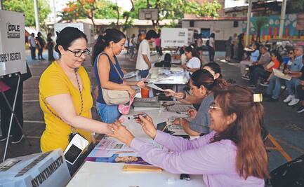 Miles asisten a votar con la mira en la elección local