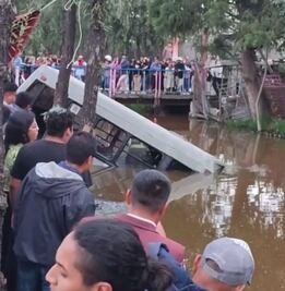 ¡No era trajinera! Microbús cae con todo y pasaje a canal de Xochimilco