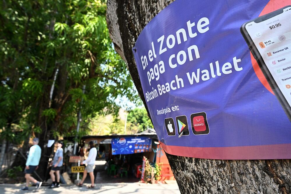 Un cartel que promueve las transacciones con bitcoin en la playa de El Zonte, El Salvador, uno de los lugares donde más se ha promovido el uso de este criptomoneda. FOTO: AFP