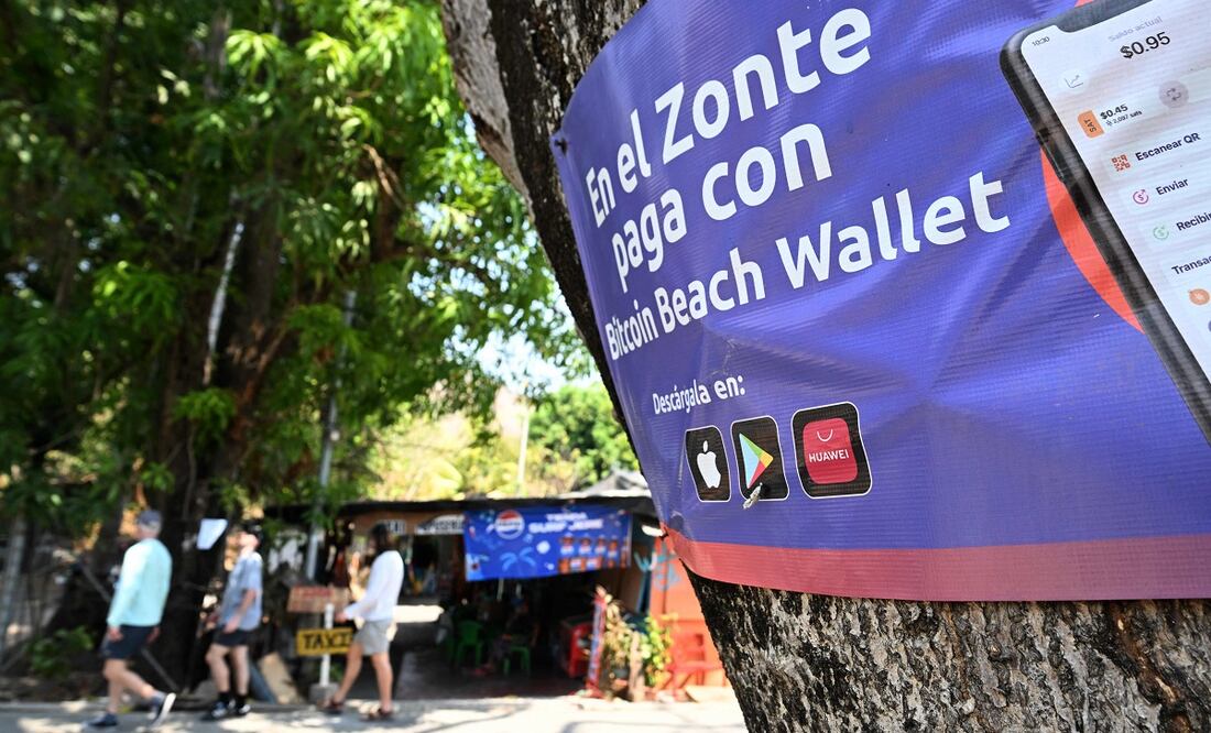 Un cartel que promueve las transacciones con bitcoin en la playa de El Zonte, El Salvador, uno de los lugares donde más se ha promovido el uso de este criptomoneda. FOTO: AFP