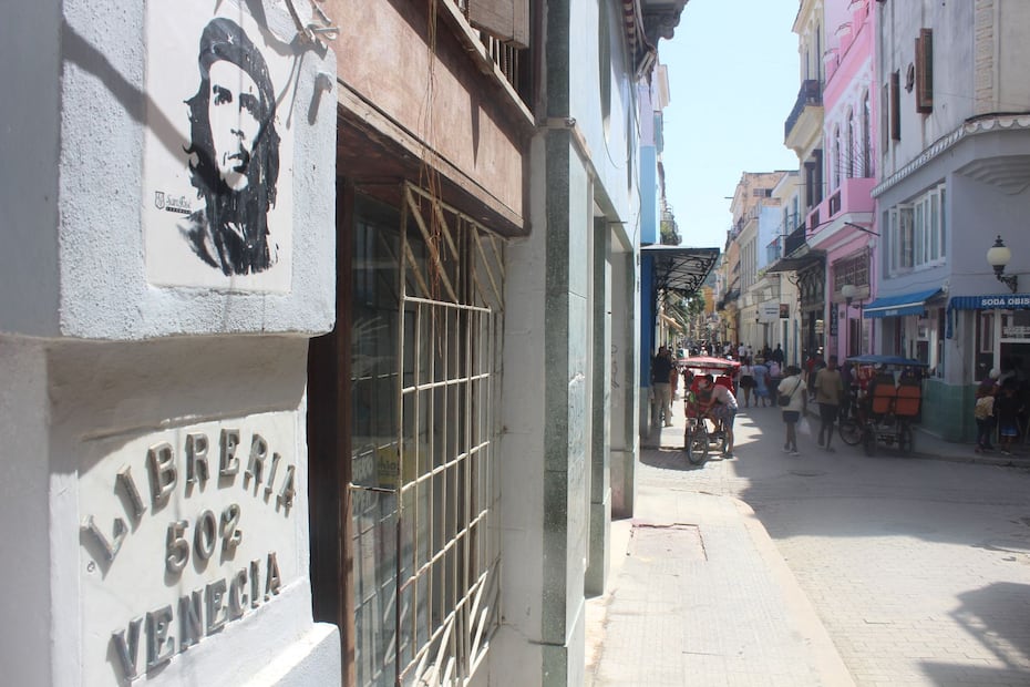 El bloqueo impuesto por
EU se traduce en problemas de toda índole en la isla. En la imagen, la Librería Venecia de La Habana. CRÉDITO VICENTE ALFONSO