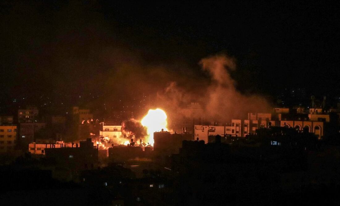 Vista del fuego y el humo sobre el edificio de seguridad interna del Ministerio del Interior de Hamas después de que fuera impactado durante un ataque aéreo israelí en la Ciudad de Gaza (Foto: EFE)