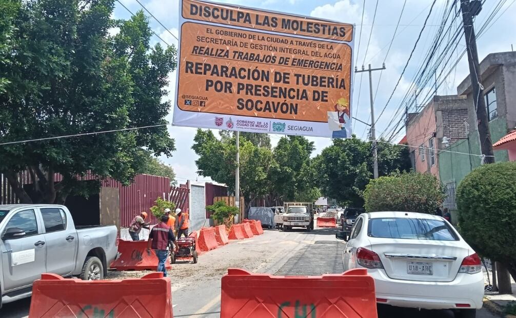 La Secretaría de Gestión Integral del Agua de la CDMX evalúa y sustituye un colector dañado de 1.83 metros en el Deportivo Gertrudis Sánchez. | Foto: Especial.