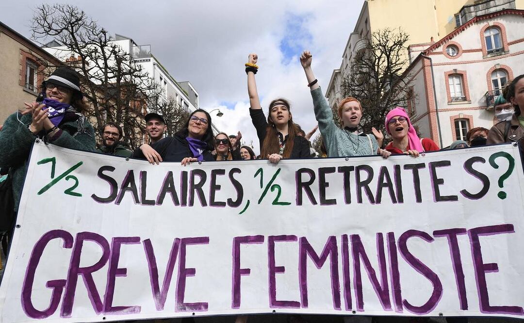 Manifestantes en Rennes, después de que el gobierno francés impulsara una reforma de las pensiones en el Parlamento sin votación, al usar el artículo 49.3 de la Constitución. Foto: AFP
