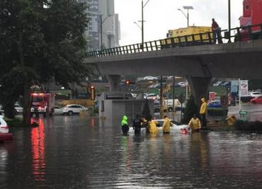 Lluvia inunda Interlomas; hay caos vial