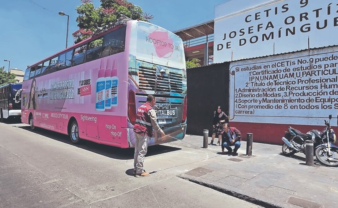 Se probó que el Turibus llegue a la calle Mina para conectar con el centro artesanal, por lo que personal de la Secretaría de Gobierno tomó medidas de la unidad del lado derecho del sentido vial. Foto: Rafael García. El Universal