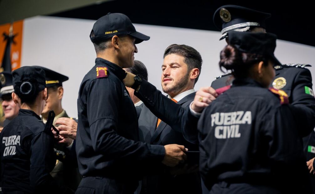 El gobernador de Nuevo León, Samuel García, encabezó una ceremonia por el XV aniversario de la Fuerza Civil, donde otorgó mas de 600 medallas y ascensos. Foto: Gobierno de Nuevo León
