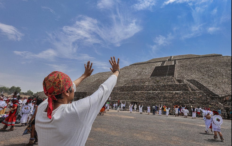 Celebración del equinoccio de primavera en la Pirámide del Sol en la zona arqueológica de Teotihuacan, el 21 de marzo de 2025. Foto: Gabriel Pano/EL UNIVERSAL