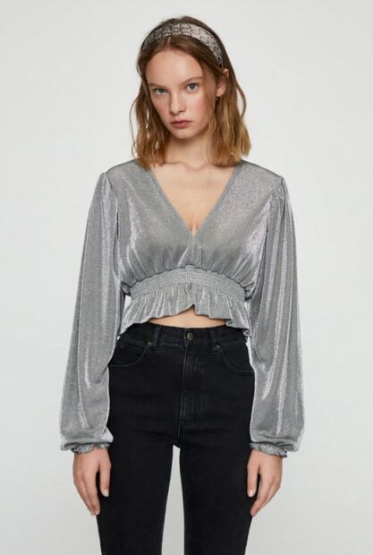 Las blusas perfectas para acompañar tu cabellera midi