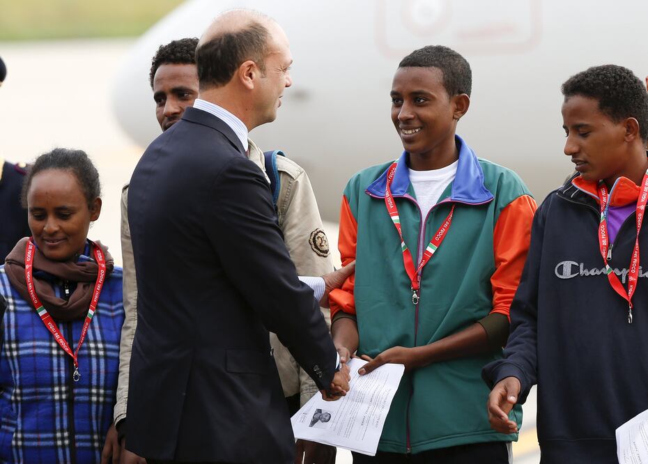 El ministro italiano del Interior, Angelino Alfano, saludó a los refugiados antes de despegar (REUTERS)