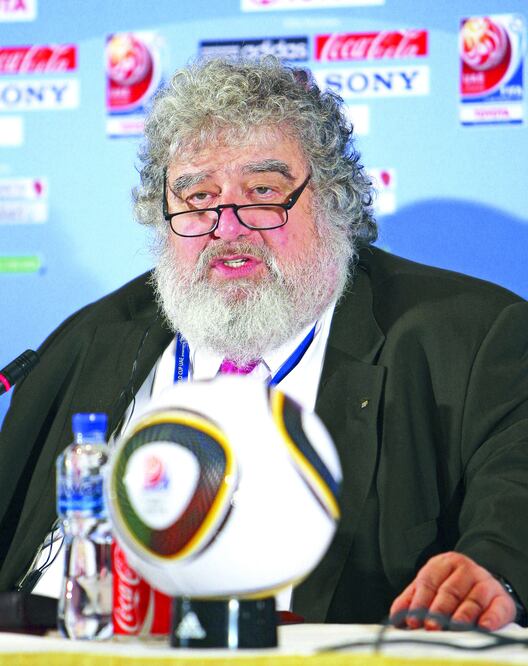 Chuck violó hasta siete artículos del código de ética del máximo ente de futbol (ALI HAIDER. EFE)