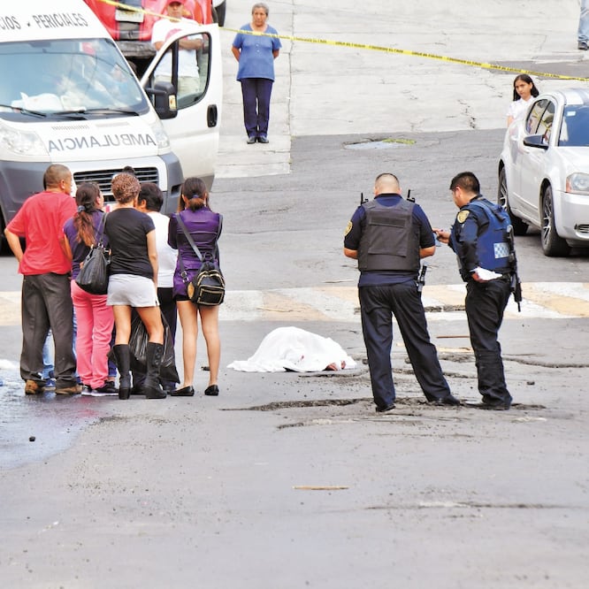 Escena del crimen. El cuerpo de Osvaldo “N” quedó en medio de las calles Moctezuma y Cuauhtémoc, en la colonia Pastora (HUGO GARCÍA. EL UNIVERSAL)
