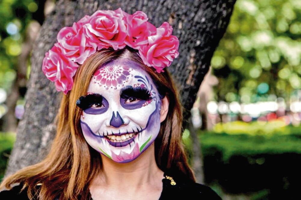 Las catrinas llenaron de color Paseo de la Reforma durante la celebración del tradicional Día de Muertos. (CAMILA MATA. EL UNIVERSAL)