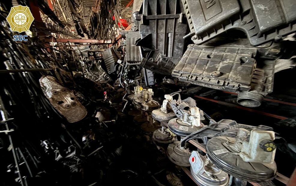 Autoridades locales y federales realizaron un cateo en la alcaldía Iztapalapa en donde aseguraron 40 toneladas de autopartes robadas. Foto: especial