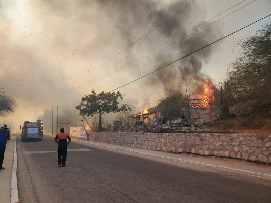 Fotos Especiales/ Bomberos tratando de sofocar el incendio en una de las viviendas afectadas