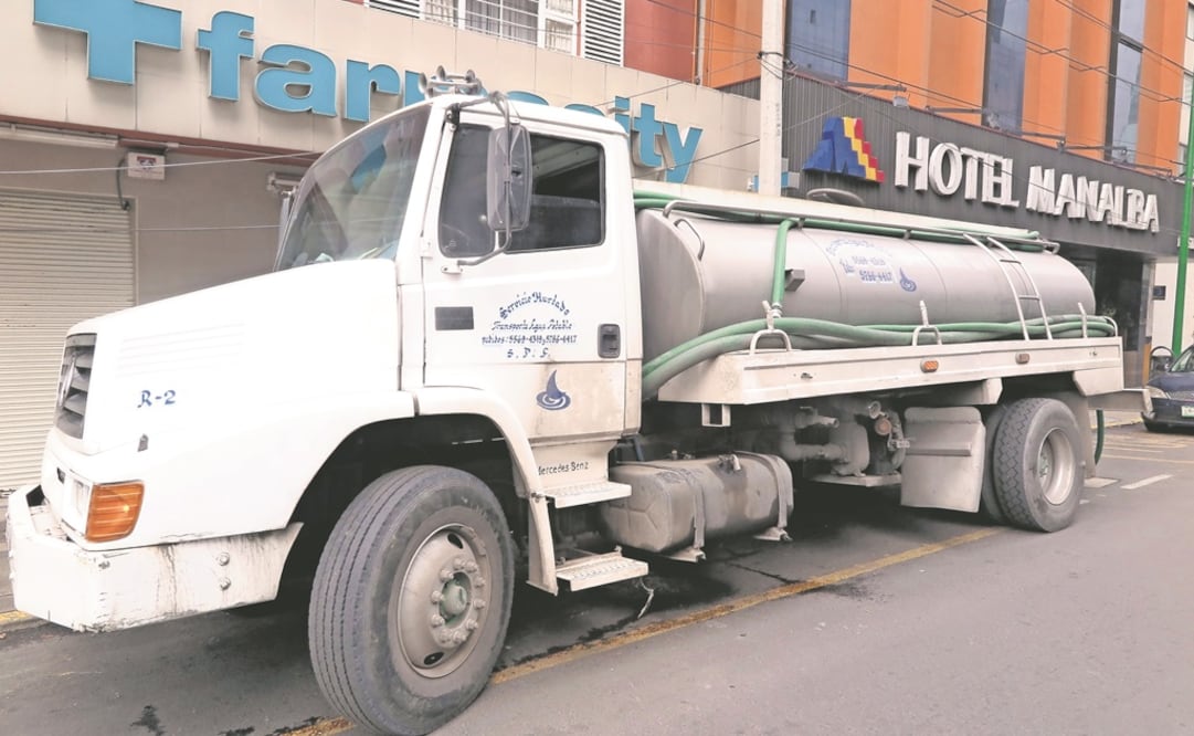 Pipas abastecen a los comercios que se han quedado sin servicio por obras en el Sistema Cutzamala. Foto: LUIS CORTÉS. EL UNIVERSAL