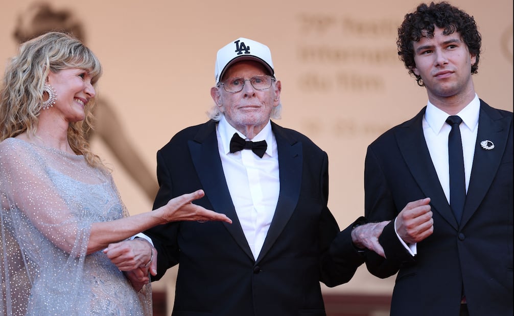 La actriz estadounidense Laura Dern, su padre, el también actor estadounidense Bruce Dern , y su hijo Ellery Harper.
Foto: Sameer AL-DOUMY / AFP.