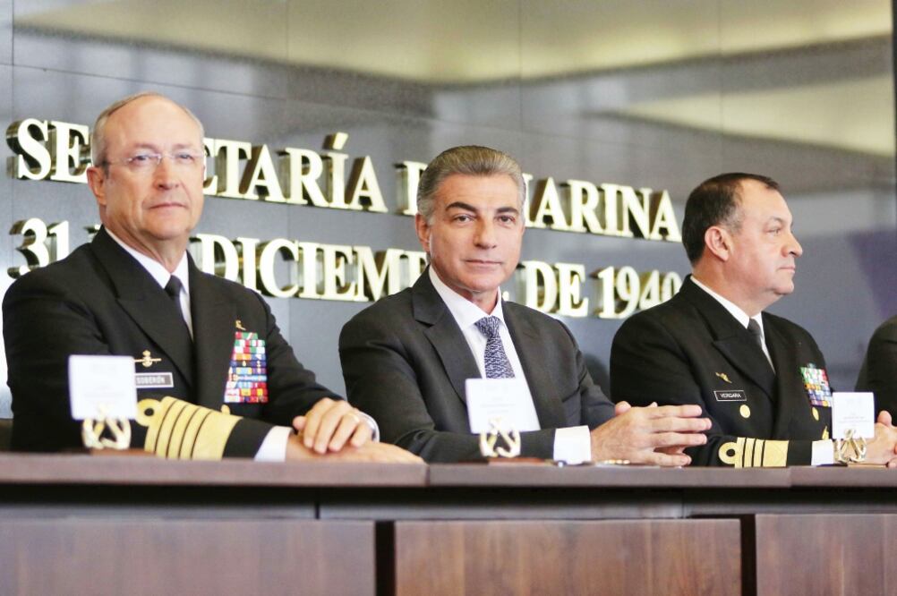 El secretario de Marina, Vidal Soberón Sanz (izquierda), y el gobernador de Puebla, Antonio Gali Fayad (centro), se reunieron en la Ciudad de México para firmar el convenio para la construcción del nuevo centro (CORTESÍA)