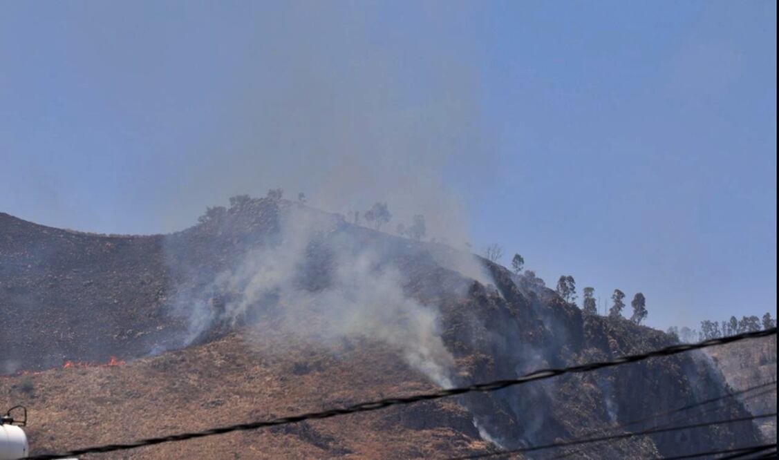 Incendio arrasa pastizales cerca del parque Lago de Texcoco afectando la autopista Peñón-Texcoco impidiendo la visibilidad de los automovilistas, el lunes 14 de abril de 2025. Foto: Valente Rosas/EL UNIVERSAL