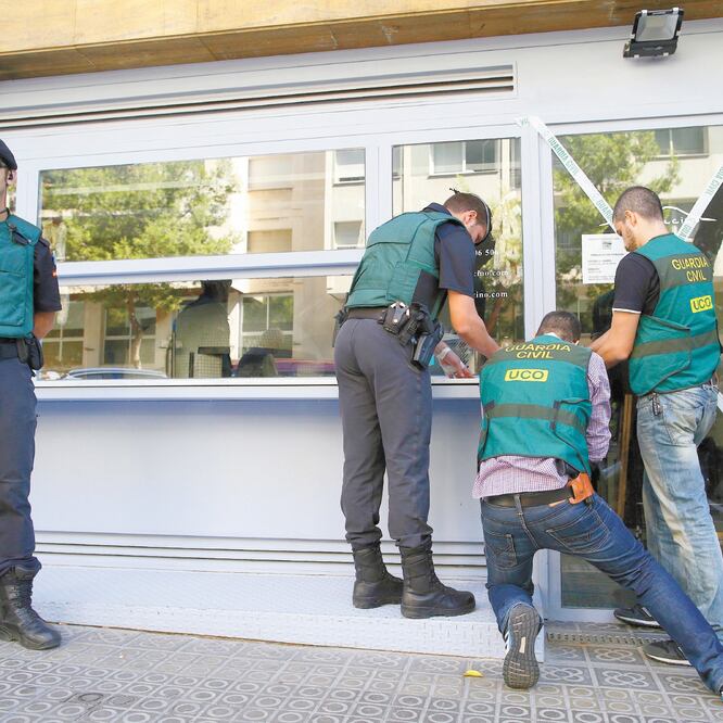 Elementos de la Guardia Civil española al clausurar un restaurante en Barcelo n a en 2017. Las acciones fueron contra el lavado de dinero y tráfico de drogas. ARCHIVO AP