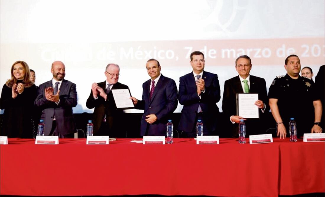 El secretario de Gobernación, Alfonso Navarrete Prida (centro), encabezó el lanzamiento de la campaña de Cineminuto en Materia de Protección Civil: Cine Seguro en Cinemex (TOMADA DE TWITTER)