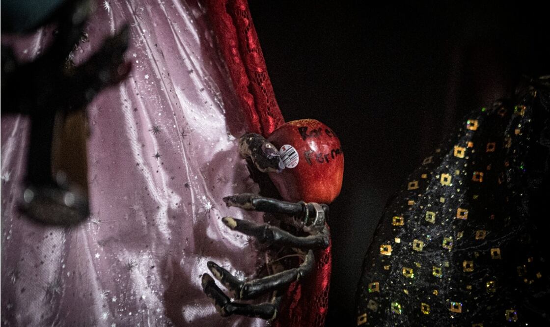 Personas acuden al templo de la Santa Muerte, ubicado en Tultitlán, en el Edomex, para realizar rituales y pedir por salud, dinero y amor. Foto: Gabriel Pano/EL UNIVERSAL