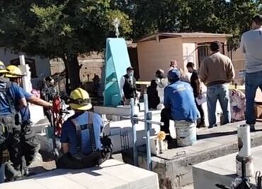 Hombre muere en la tumba de su hijo al caer y desnucarse