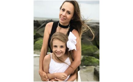 Madre de famosa youtuber es acusada de abuso sexual de 11 adolescentes en EU