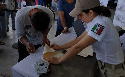 Segob entrega a migrantes 180 mil tarjetas humanitarias, laborales, de residencia y de visitantes