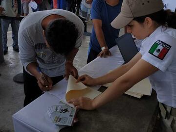 Segob entrega a migrantes 180 mil tarjetas humanitarias, laborales, de residencia y de visitantes