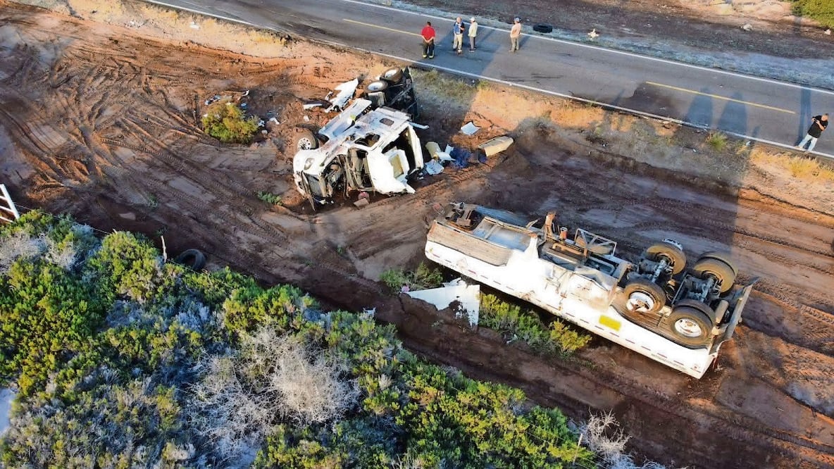 En el sur del municipio de Loreto, en BCS, la volcadura de una pipa que llevaba combustible provocó el cierre en un tramo de la carretera Transpeninsular. Foto: Especia