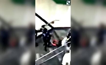 Video. Policías arrastran a vagonera en escaleras