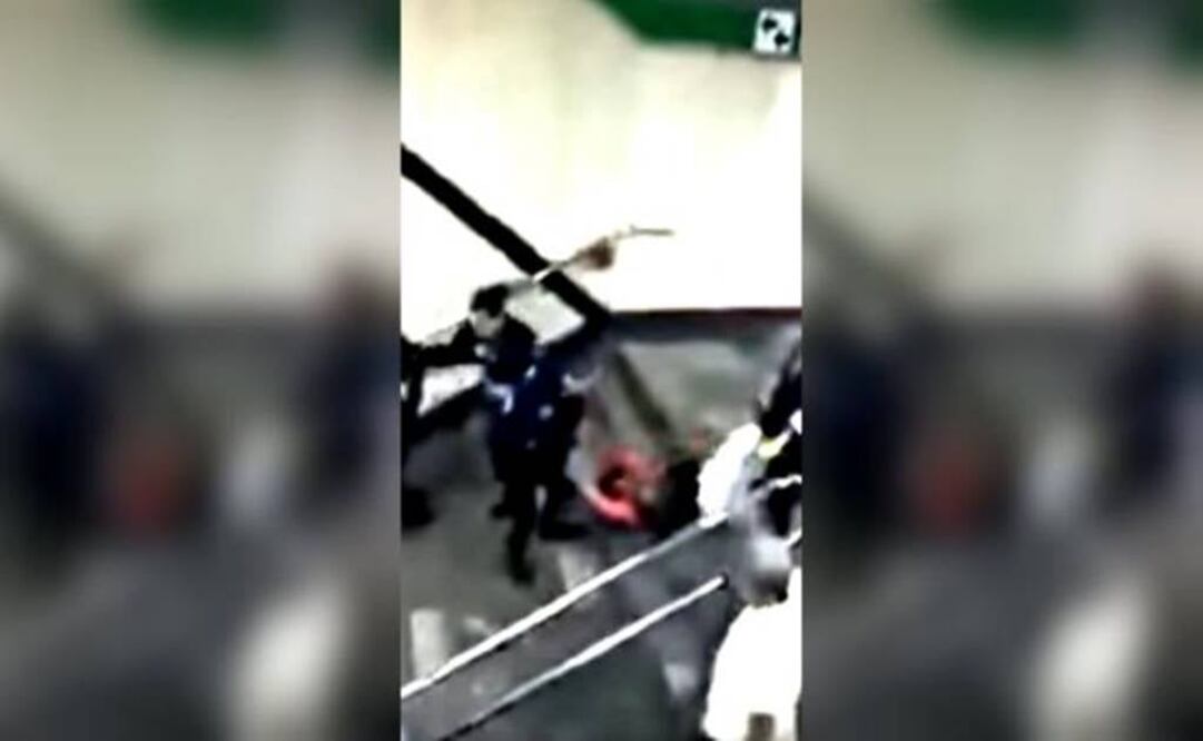 Video. Policías arrastran a vagonera en escaleras