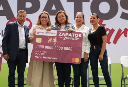 Ecatepec launches 'Shoes for Well-being' program, distributing cards for student footwear