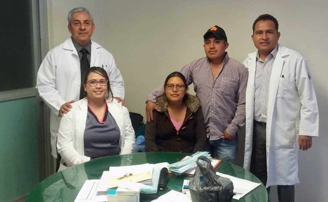 Juana Reyes, su esposo y los médicos que participaron en la cirugía. Foto: Especial