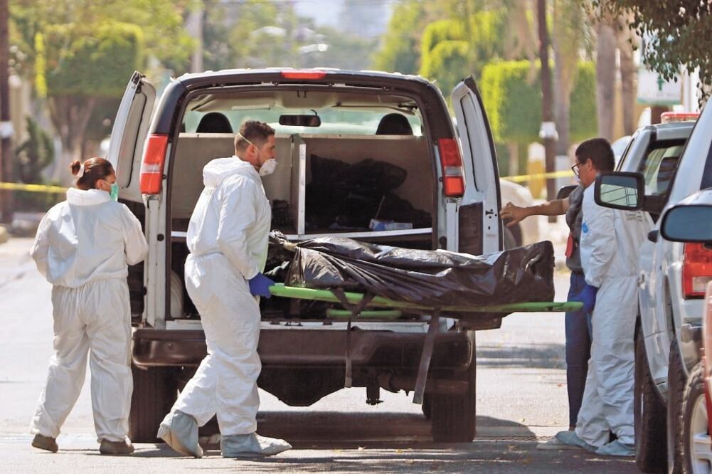 Personal del Instituto Jalisciense de Ciencias Forenses durante el rescate de cadáveres en una finca de la colonia Coli Urbano, en Zapopan. / CARLOS ZEPEDA. EL UNIVERSAL
