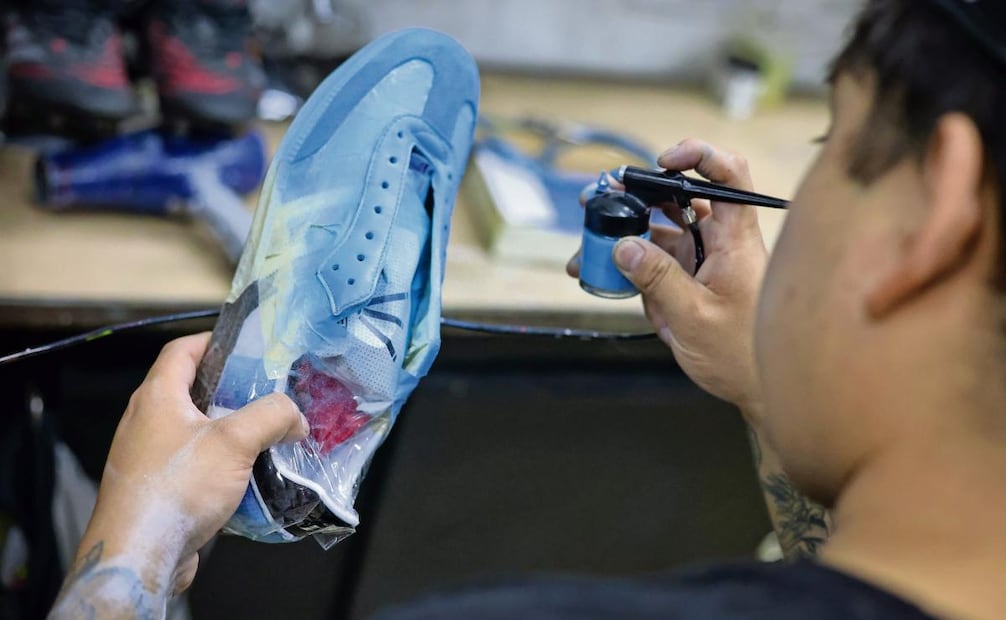 No sólo repara calzado; tunea tenis. Foto: Luis Camacho