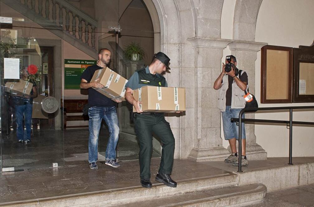 Agentes del cuerpo armado entraron a primera hora de la mañana en la sede de CatDem, la fundación de Convergència (EFE)